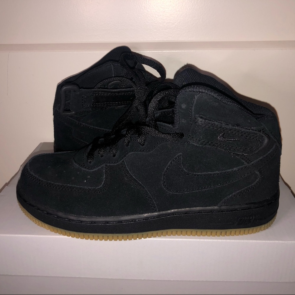 [SOLD] NEW Nike Air Force 1 mid LV8